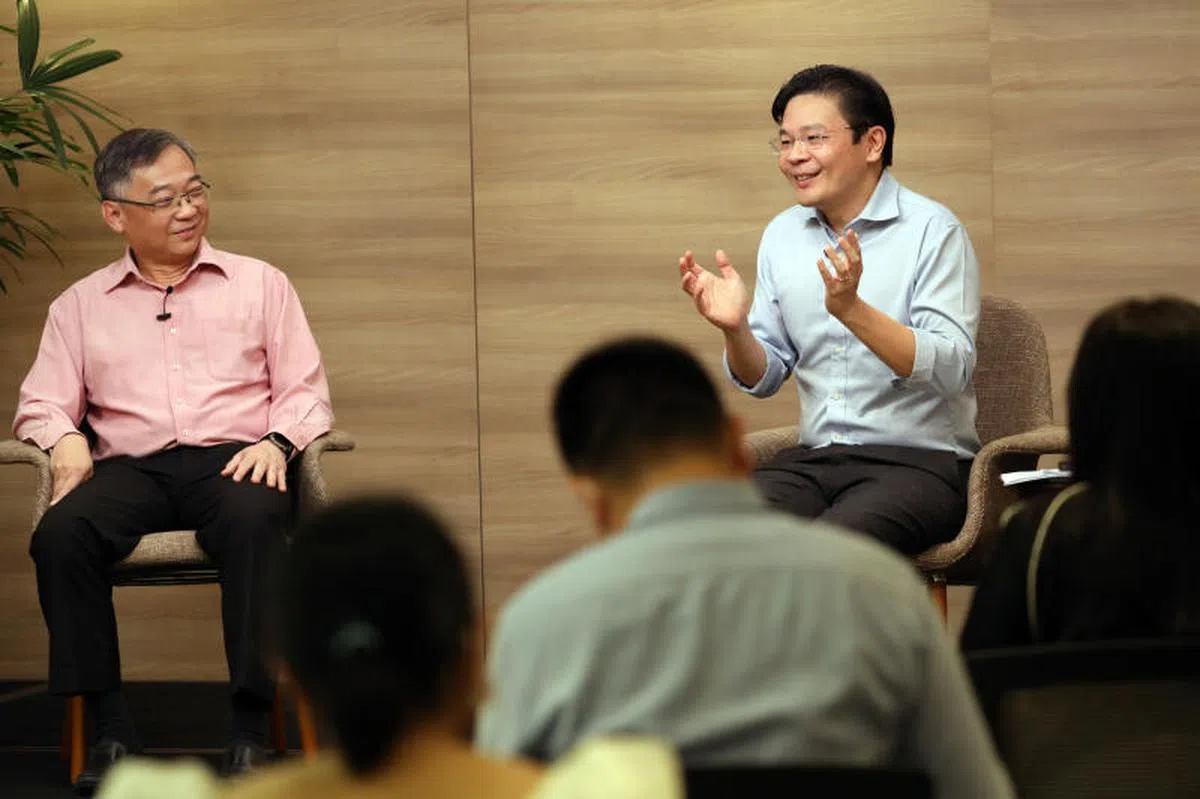  1月19日，联合领导政府抗疫跨部门工作小组的教育部长兼财政部第二部长黄循财（右）与卫生部长颜金勇在国家媒体中心接受媒体联访，畅谈过去一年的抗疫经历。（联合早报） 