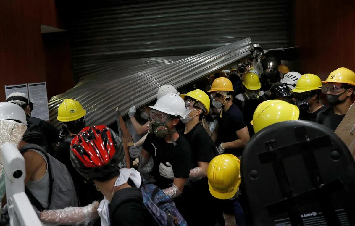  示威者撬开卷闸。（路透社） 