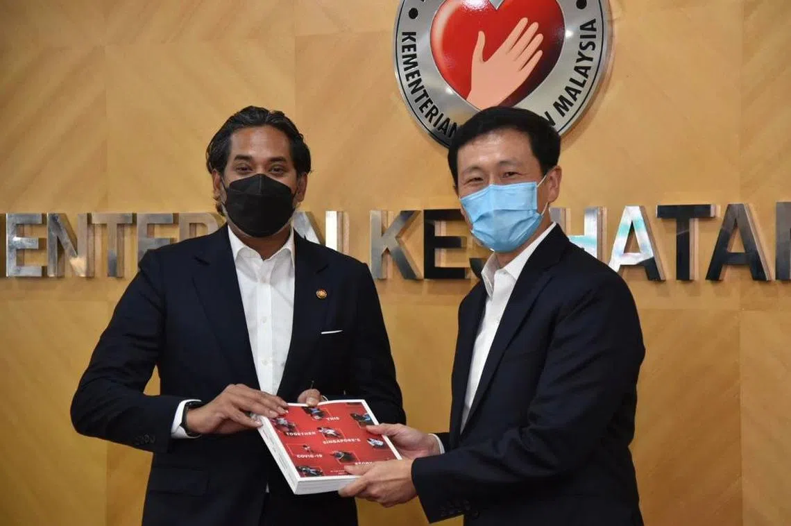 王乙康（右）与马国卫生部长凯里（左）在马国会晤。（王乙康面簿）