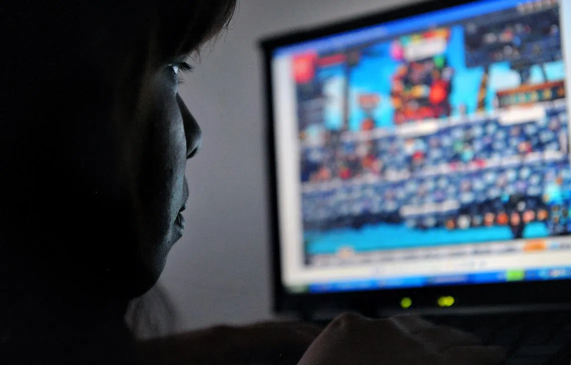 数据显示，因游戏成瘾引发长期睡眠问题而需求助的孩童和青少年，两年来增加了25％至30％。（海峡时报示意图）