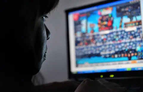 数据显示，因游戏成瘾引发长期睡眠问题而需求助的孩童和青少年，两年来增加了25％至30％。（海峡时报示意图）