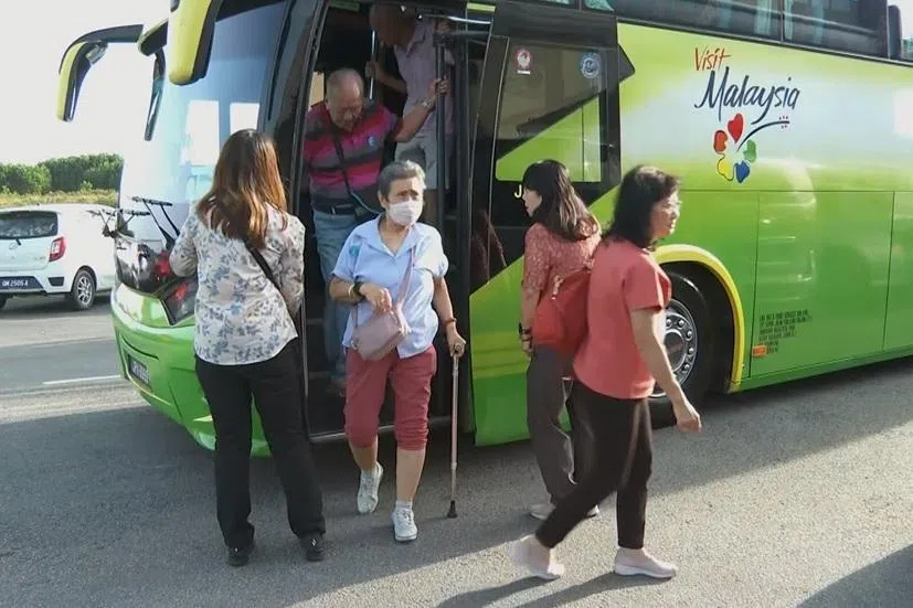 有旅行社组团带新加坡人去新山办年货。