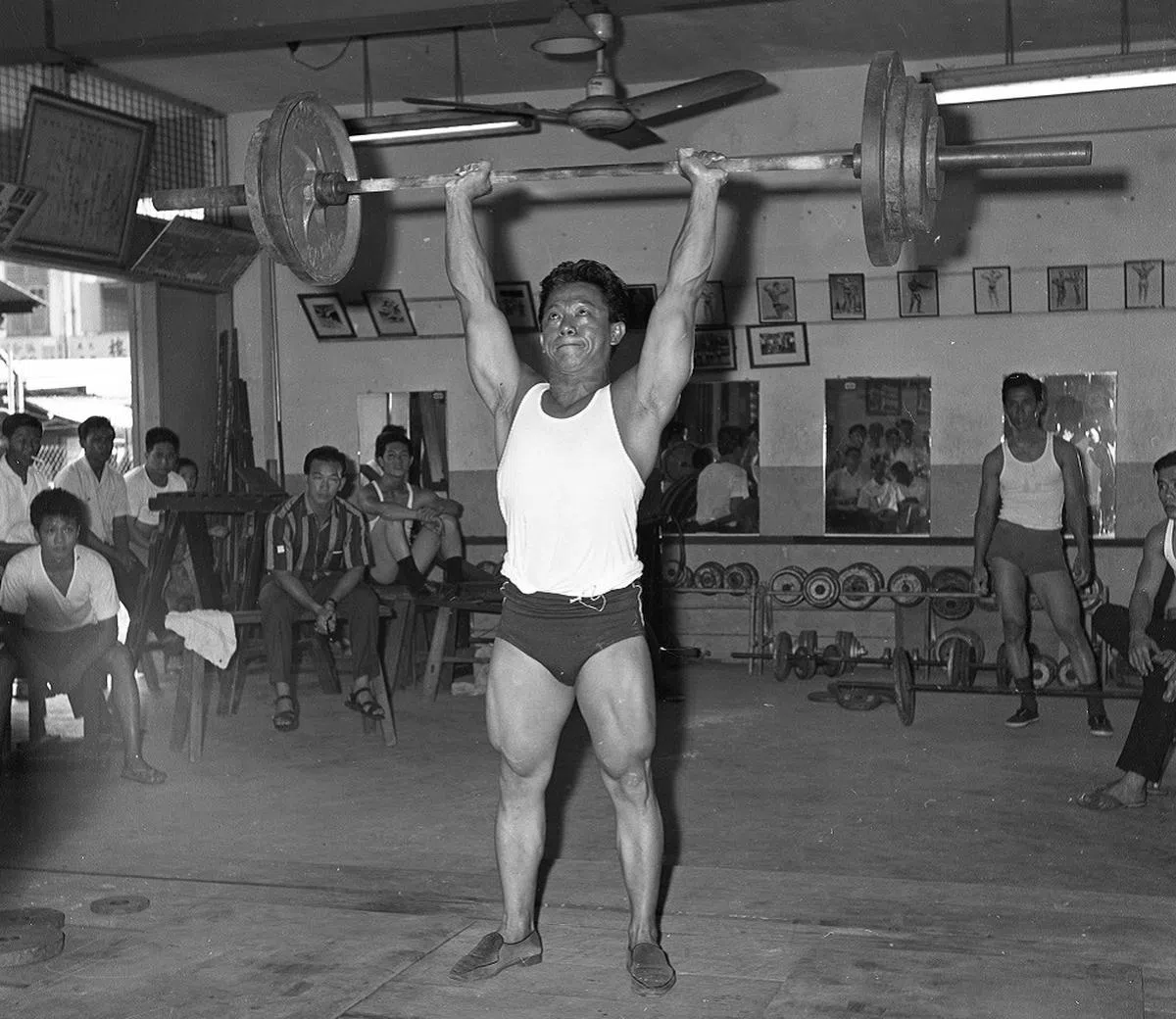 20多岁的陈浩亮，每天下班后就到会所训练。看看这些“吃瓜群众”羡慕的目光……（海峡时报）