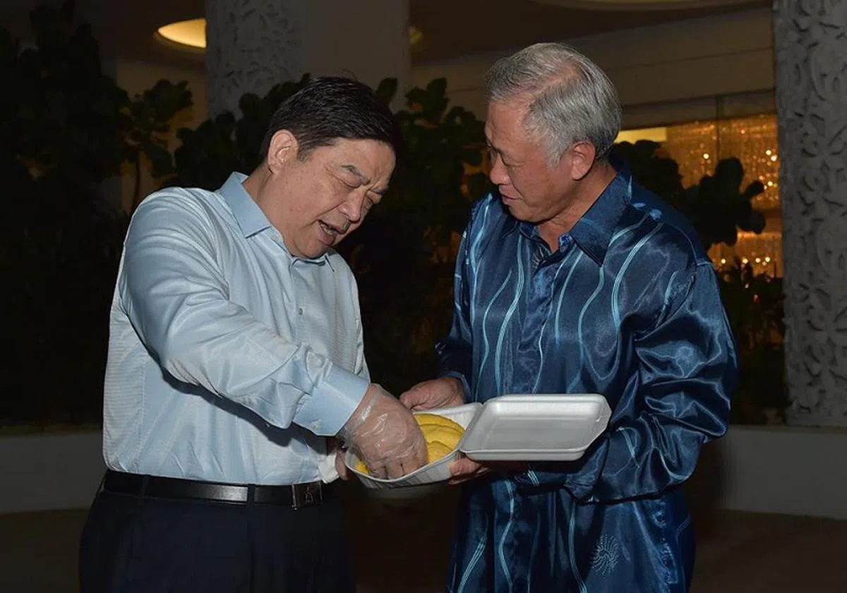  来新加坡肯定要尝一尝果中之王——榴莲。（黄永宏面簿） 