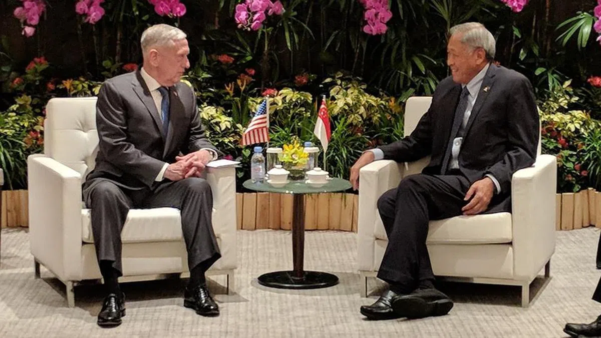  今年10月，亚细安防长会议（ADMM）和亚细安加八国国防部长会议（ADMM-Plus）在我国举行。黄永宏与美国国防部长马蒂斯会面。（黄永宏面簿） 