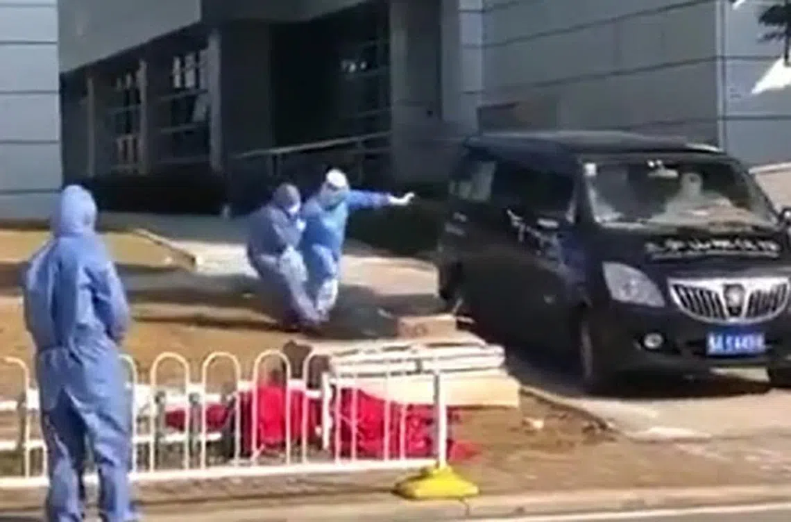 看到丈夫刘智明院长的遗体即将离开医院时，妻子蔡莉萍跌跌撞撞地伸手想要抓住那最后一抹柔情。（视频截图）