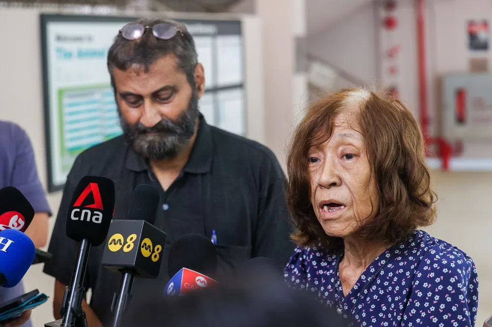 ALL创办人莫罕（左）与凯茜（右）12月10日在动物之家接受媒体访问。