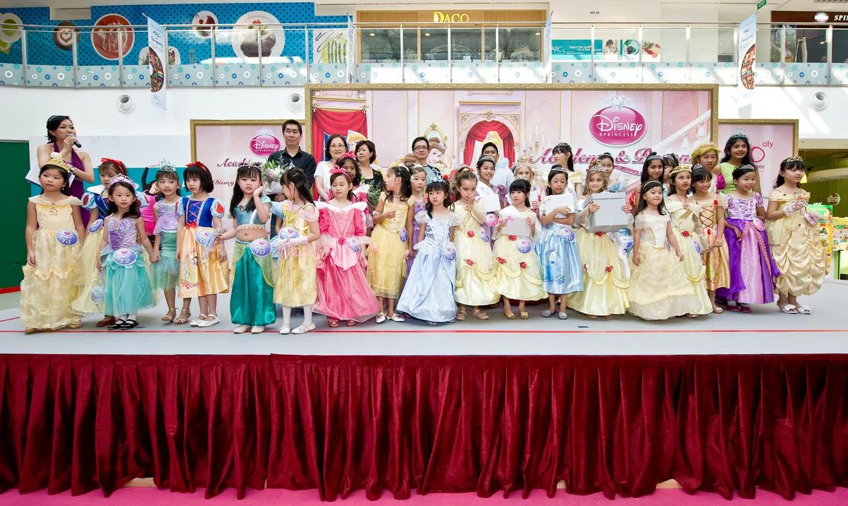  “Disney Princess Academy and Pageant” 活动现场。（互联网） 
