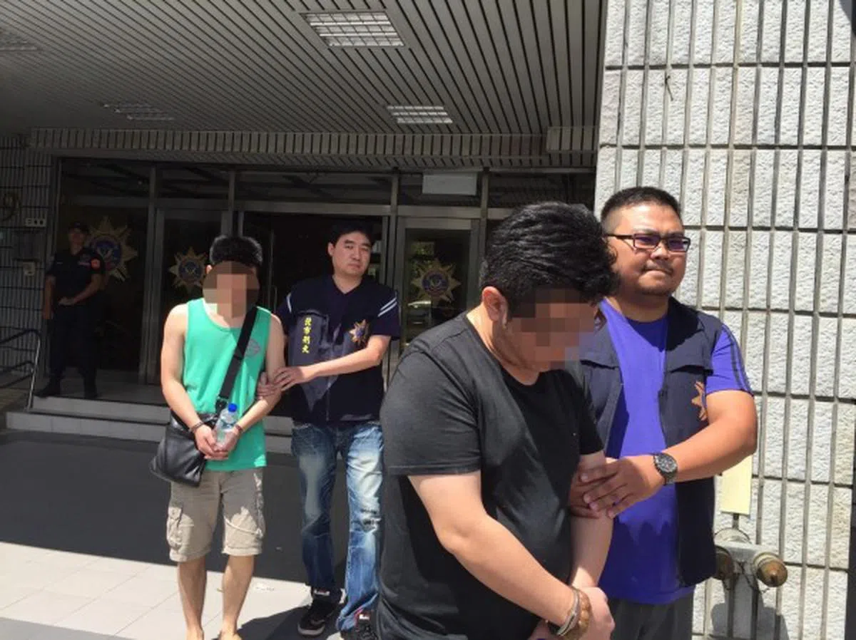  台湾警方此次抓获的诈骗集团主脑陈义中（黑衣者，30岁）。（自由时报） 