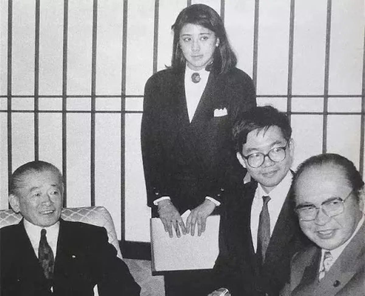  1991年，雅子给时任日本首相竹下登做翻译。（互联网） 