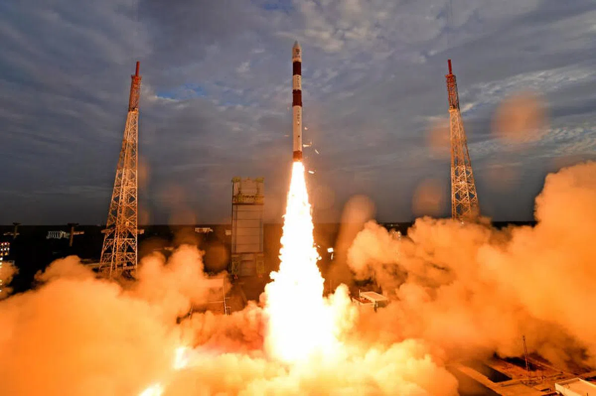 新加坡建造的七个人造卫星，2023年7月30日在印度发射升空，并顺利进入轨道。卫星将为新加坡政府部门和机构提供卫星图像。（取自印度空间研究组织脸书）