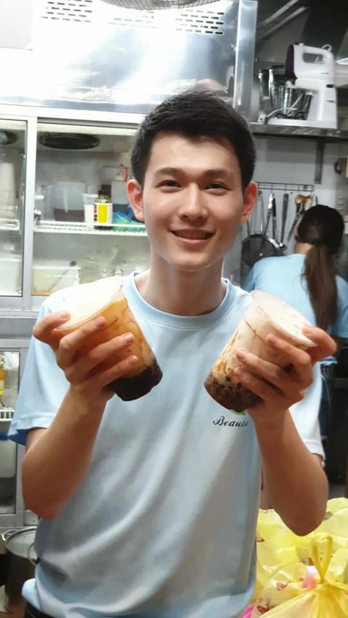  很养眼是吧？是不是长得有点像韩星？（梁志强面簿） 