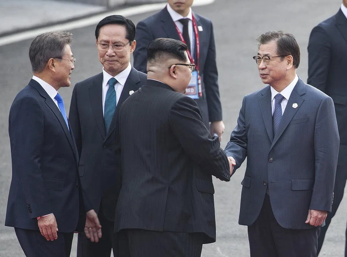  从这个角度可以看到金正恩（左三）的后颈肉相当厚实。（彭博社） 