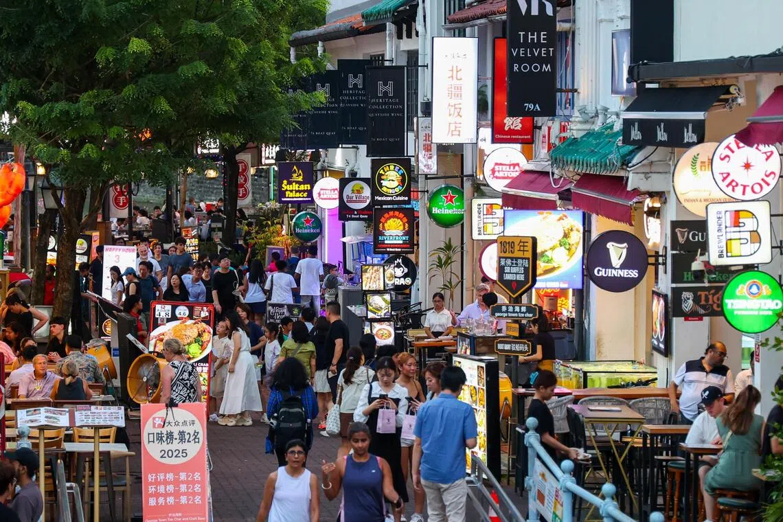 新加坡河驳船码头的餐饮人潮。