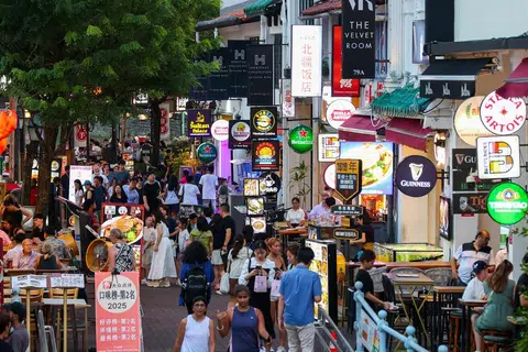 新加坡河驳船码头的餐饮人潮。