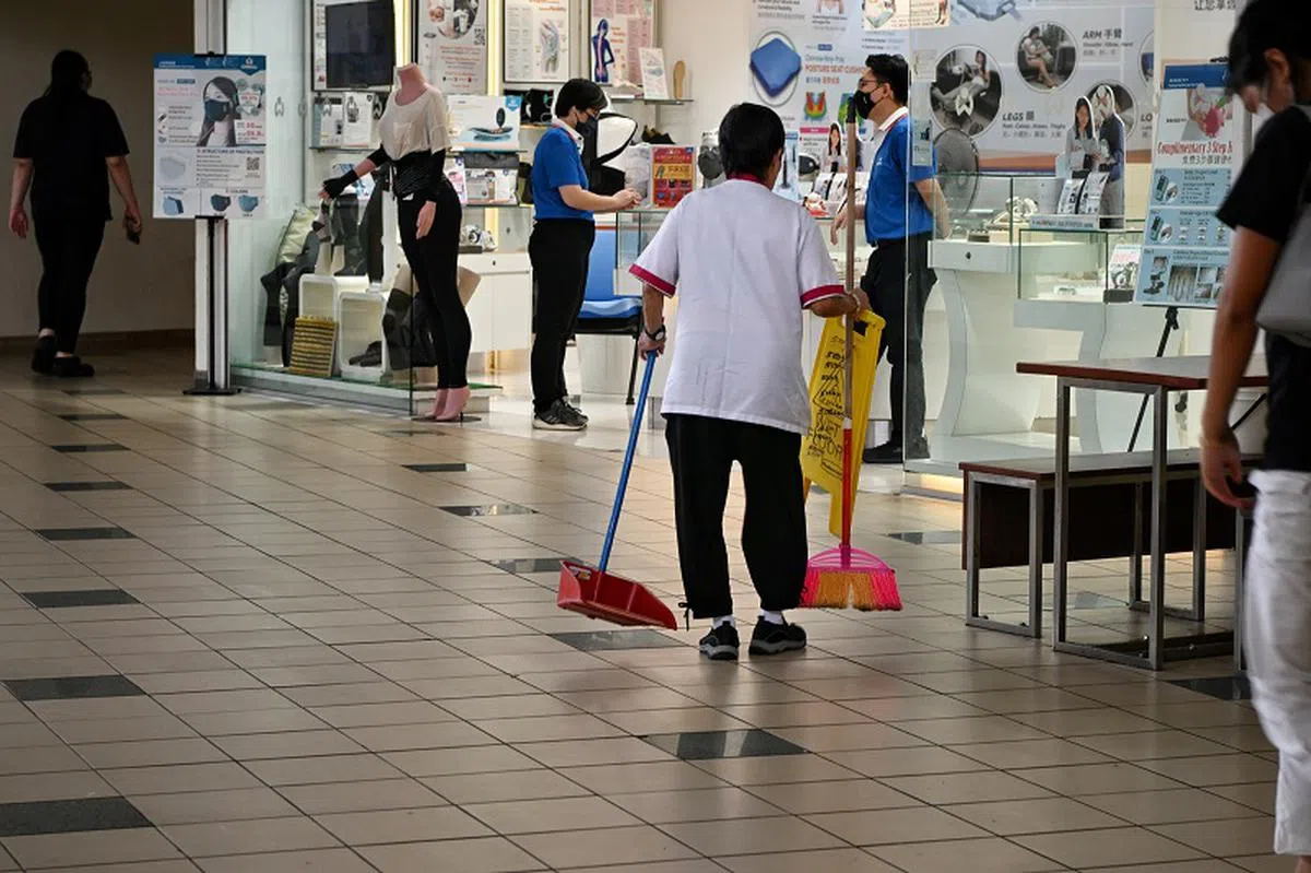 新加坡法定退休及重新雇佣年龄，将在2026年分别调高至64岁及69岁。（海峡时报）