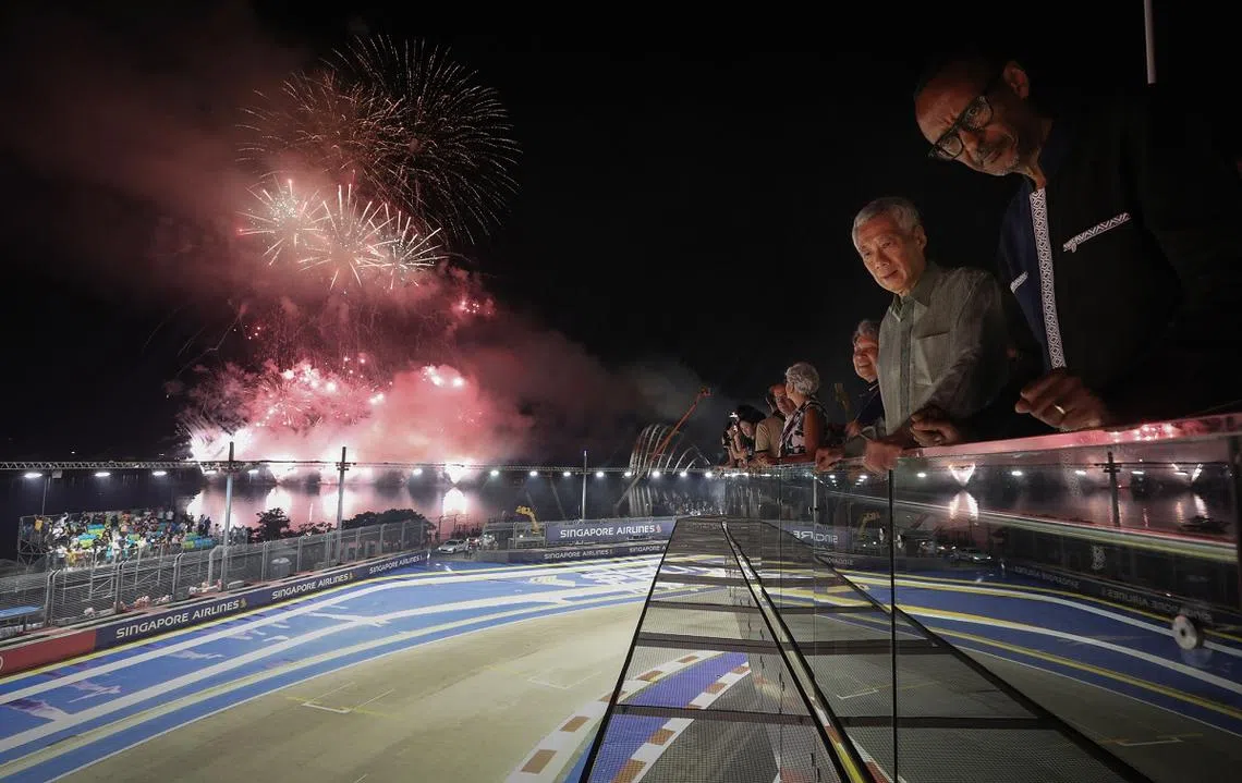 去年10月，李显龙总理(右二）和夫人何晶（右三）出席了F1的赛事。（通讯及新闻部）