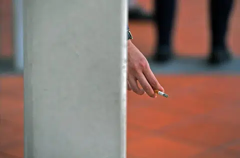 本地近年来的控烟努力似乎“卡关”，一些舆论开始建议当局有必要探讨进一步禁止未来世代吸烟。（海峡时报）