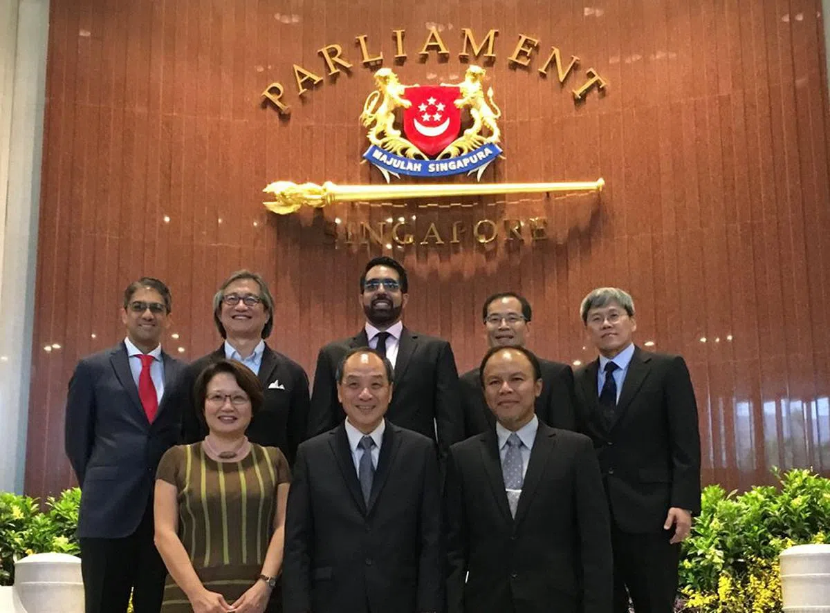  工人党目前在国会拥有9个席位，包括6个选区议席和3个非选区议席。不在照片中的非选区议员吴佩松因健康问题已经宣布卸下党内要职，并表明不参加来届大选。（工人党面簿） 