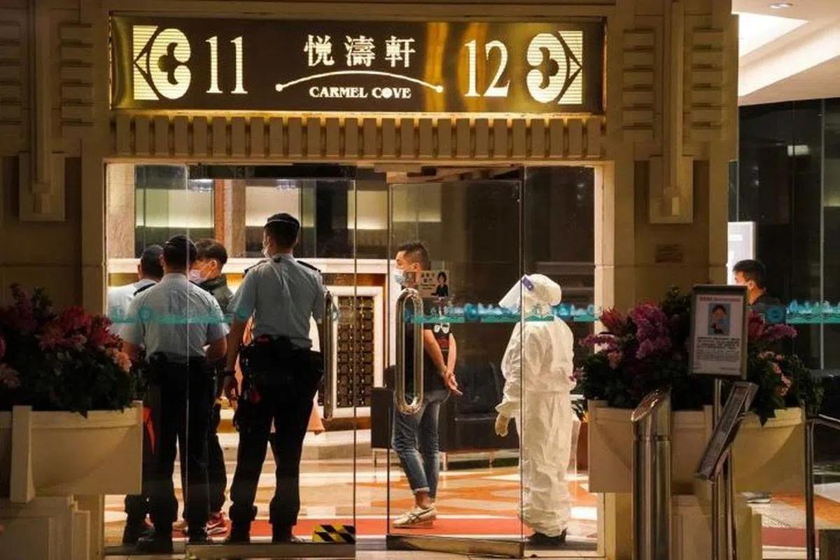  香港东涌映湾园悦涛轩第11座出现首宗源头不明的本土感染冠病变种病毒个案，一名39岁菲佣以及她照顾的10个月大女婴受感染，整座约400个单位的居民须撤离，接受21日检疫。（南华早报） 