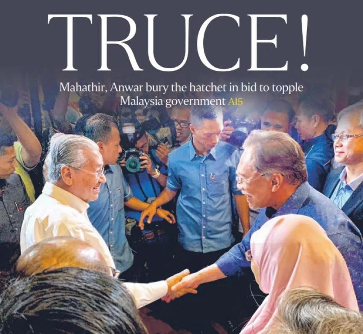  安华（右）与马哈迪上星期六5月9日握手言和，表示将与老马共进退、同抗敌。（星期天时报封面） 