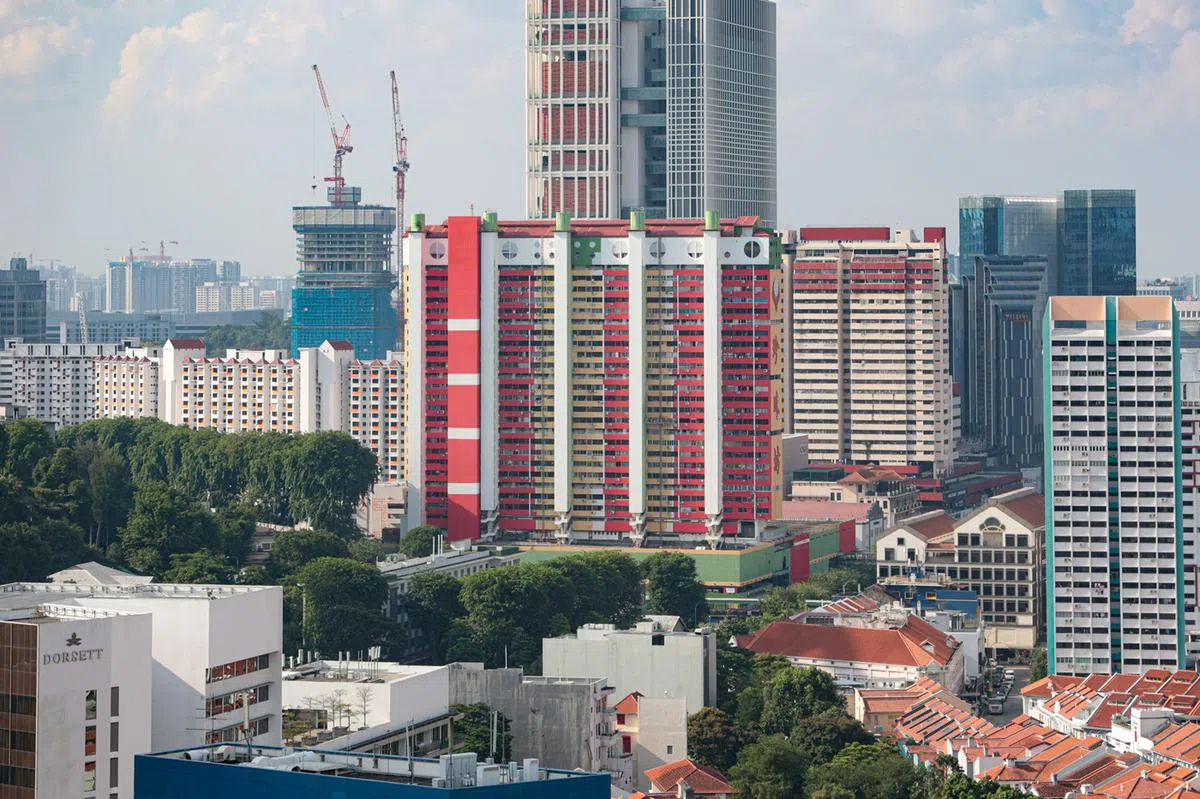 6月13日的珍珠坊外墙看上去越来越融入周边建筑的颜色。（联合早报）