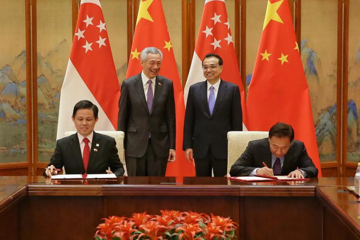  今年4月，李显龙总理（后排左）和中国总理李克强在本地见证了新加坡—上海全面合作理事会等五份谅解备忘录的签署。（海峡时报） 