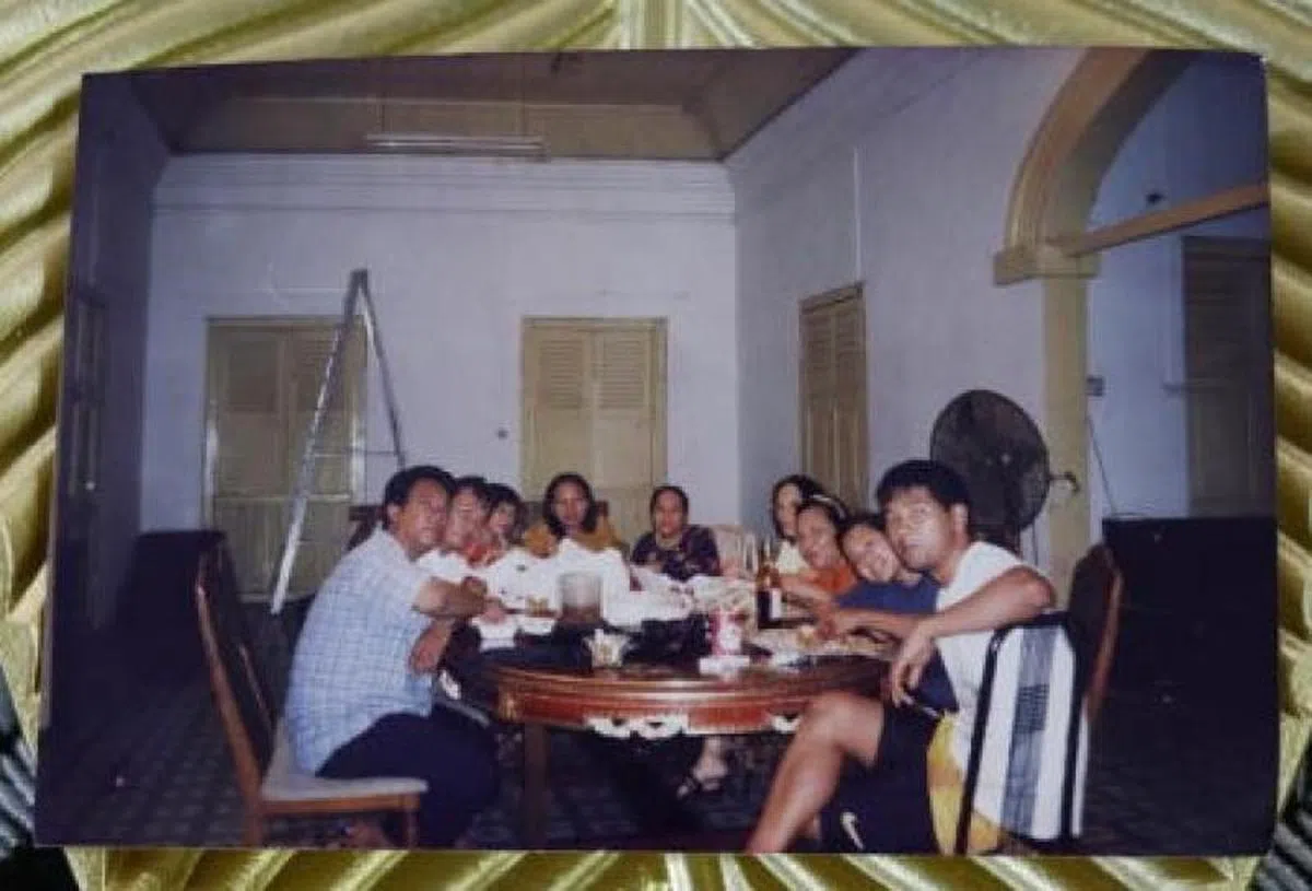  其中一张老照片：沙瓦（左）与亲戚在搬离王宫前一晚进行家族聚餐。（路透社） 