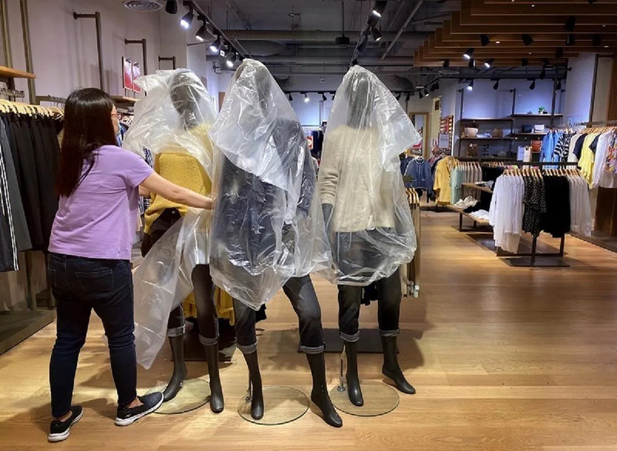 “封城”期间促成了国人“没地方花就别花”的省钱意识。（海峡时报）