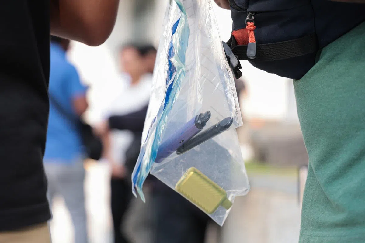 电子烟混入毒品，导致使用者容易轻忽“丧尸烟弹”等有害成份可能带来的风险。（联合早报）