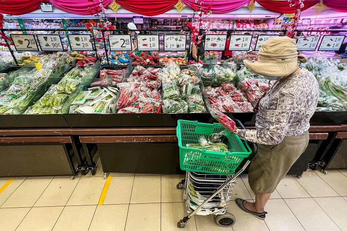 职总超市售卖蔬菜的区域。（联合早报）