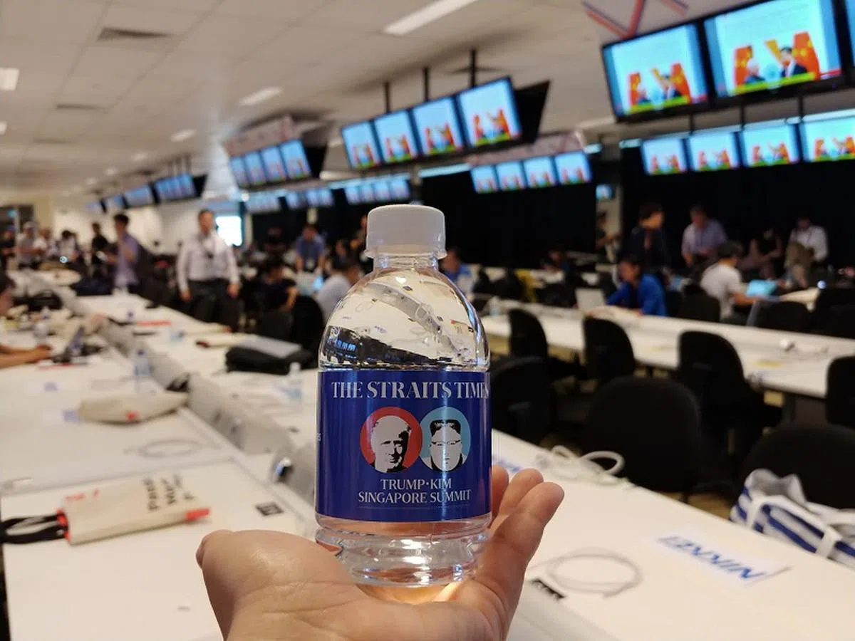  印有《海峡时报》品牌与特金会标志的矿泉水深受国内外记者喜爱。（张丽苹摄） 