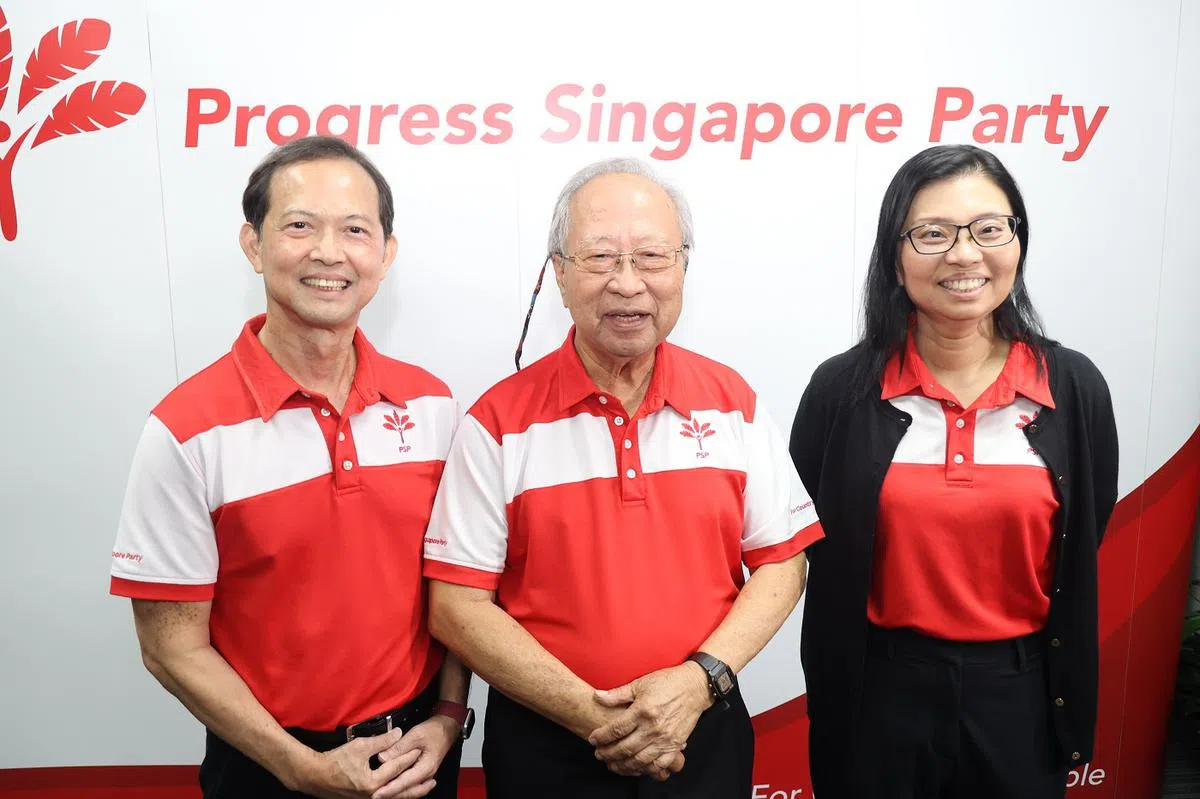 新加坡前进党主席陈清木医生（中）在3月26日晚上宣布，前进党中委集体决定由梁文辉（左）接替潘群勤（右）担任秘书长。（联合早报）
