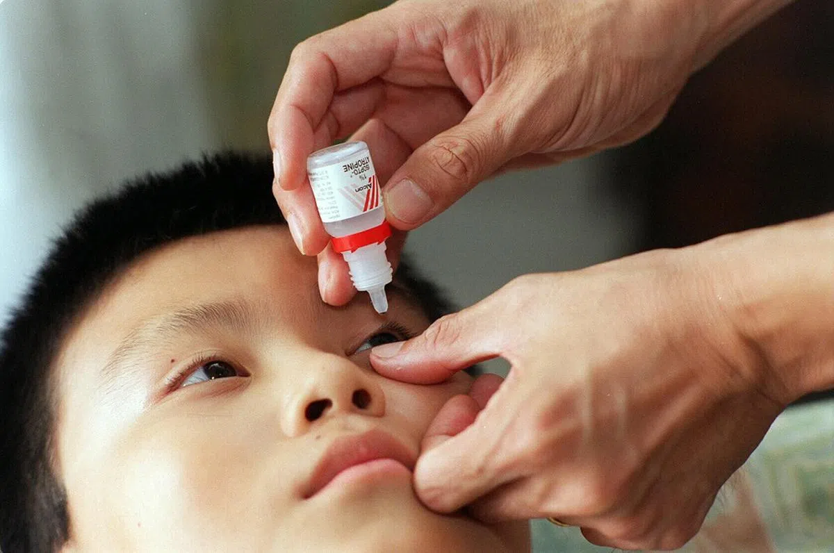 含有阿托品的眼药水可将儿童近视加深的速度延缓50％至70％。（海峡时报）