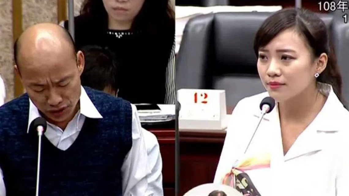 韩国瑜（左）搞不清楚自己推的自经区是什么，从头到尾只懂回答“发大财”搪塞被议员翻白眼。（互联网）