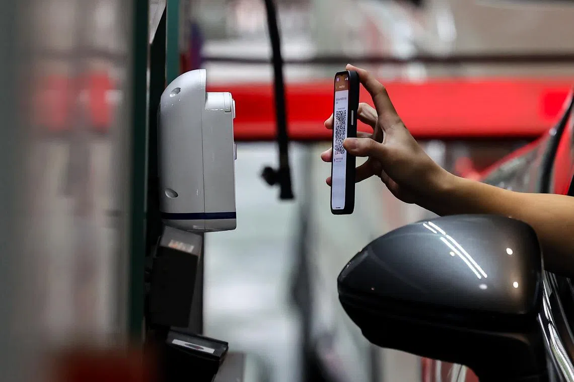 新加坡上个月已在两个陆路关卡的汽车通道落实QR码通关，据悉马国也有意这么做。（联合早报）