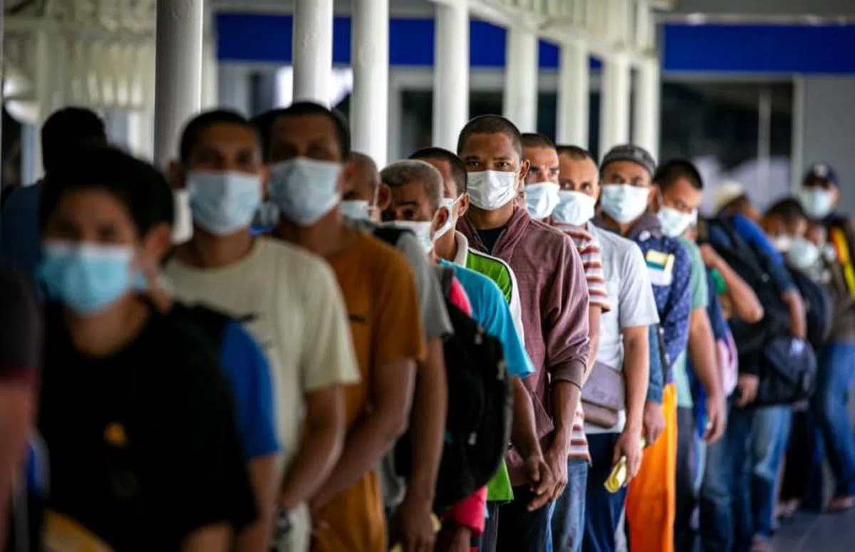  全球疫情恶化，许多原本在海外打拼的印尼客工纷纷返回家乡。（安塔拉通讯社） 