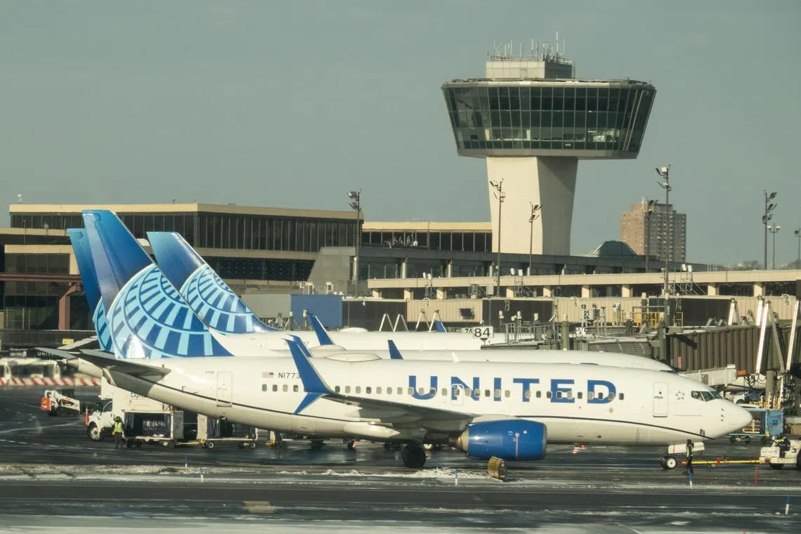 停放在美国纽瓦克机场（Newark Liberty International Airport）的美联航客机。