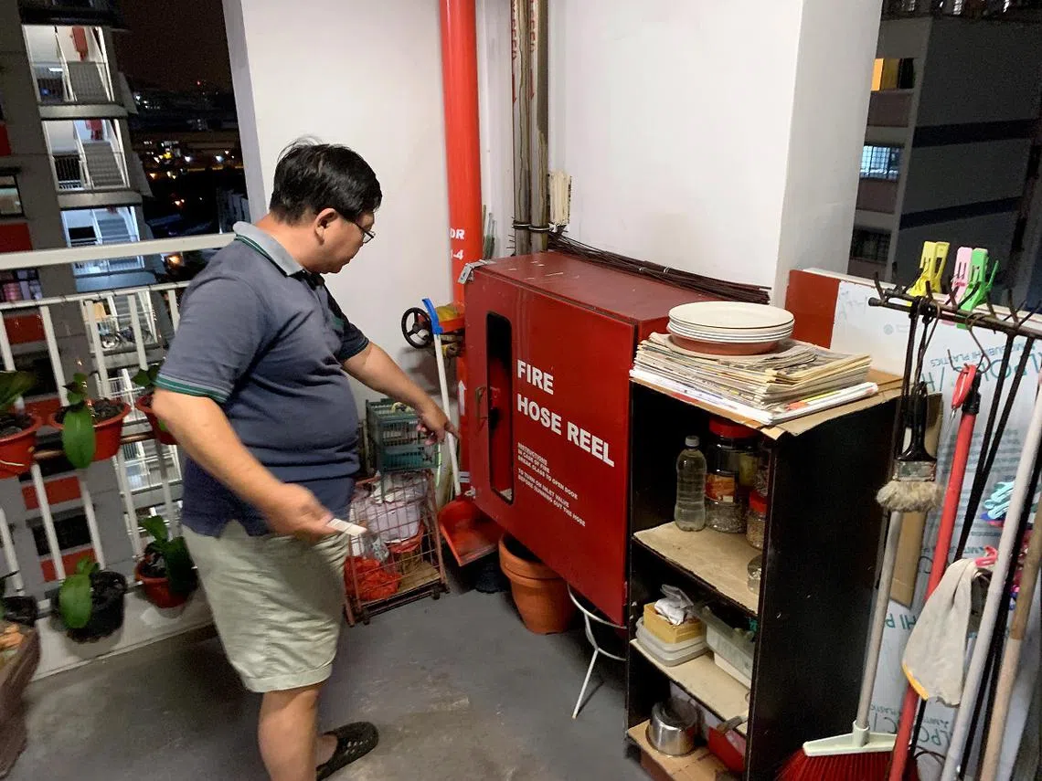 居民告诉记者事发时发现消防栓上锁。（联合早报）