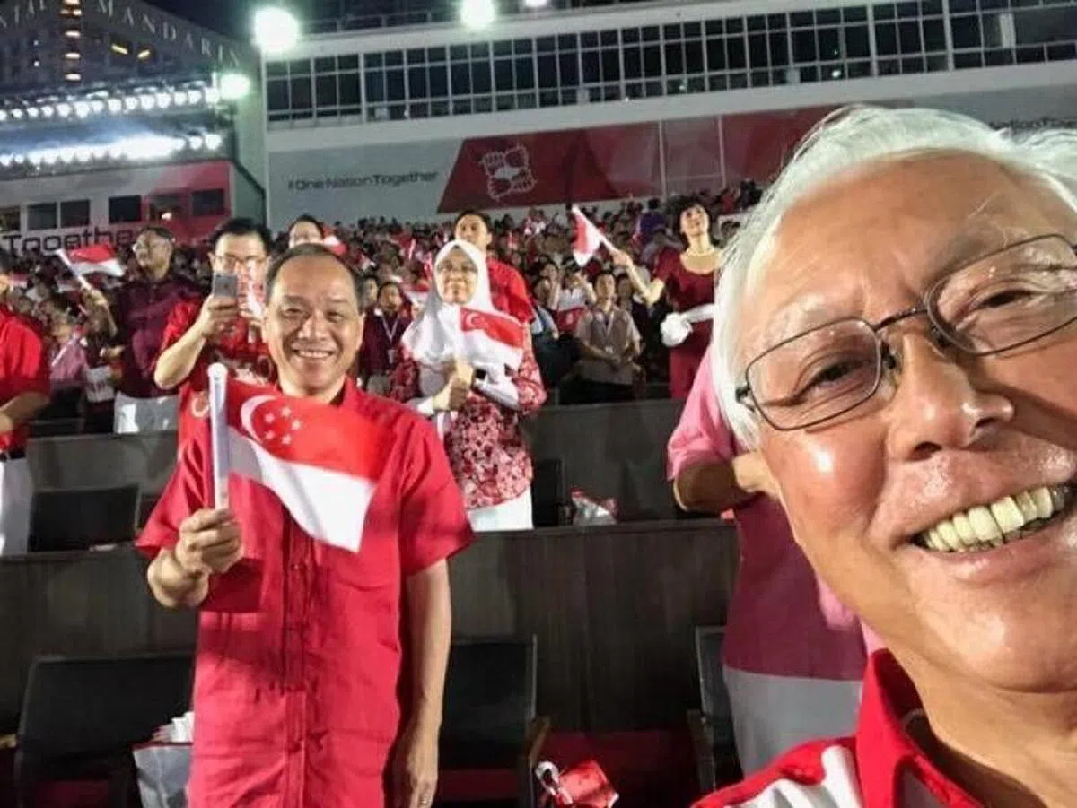  2017年，荣誉国务资政吴作栋与时任工人党秘书长刘程强在国庆庆典上合影。（吴作栋面簿） 