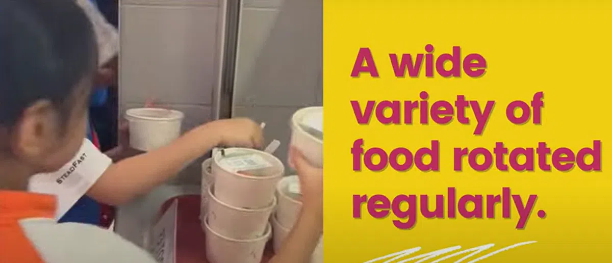 食堂的一切程序转向自动化，意味着与一般食堂相比，学生排队的时间减少了超过一半。（布兰雅坡小学视频截图）