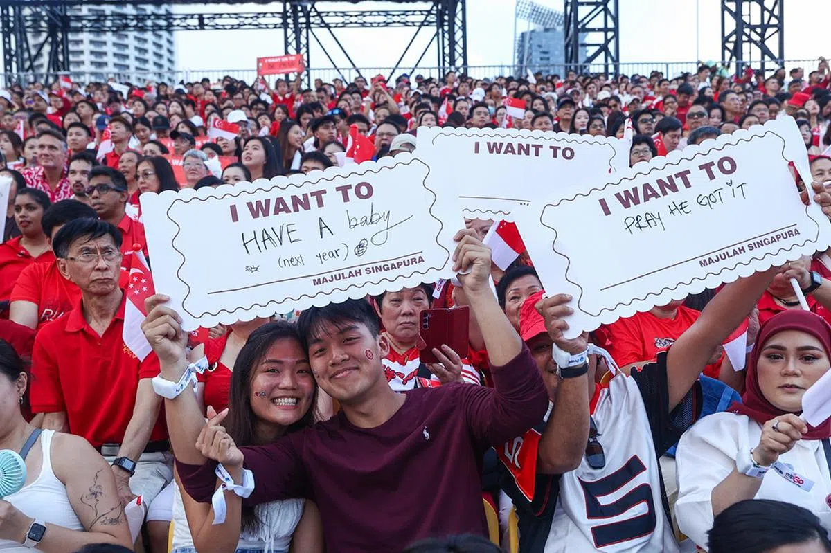 想在明年生宝宝的这对小两口，记得要好好做人哈，你们身边的观众还祈祷你们成功呢！（联合早报）