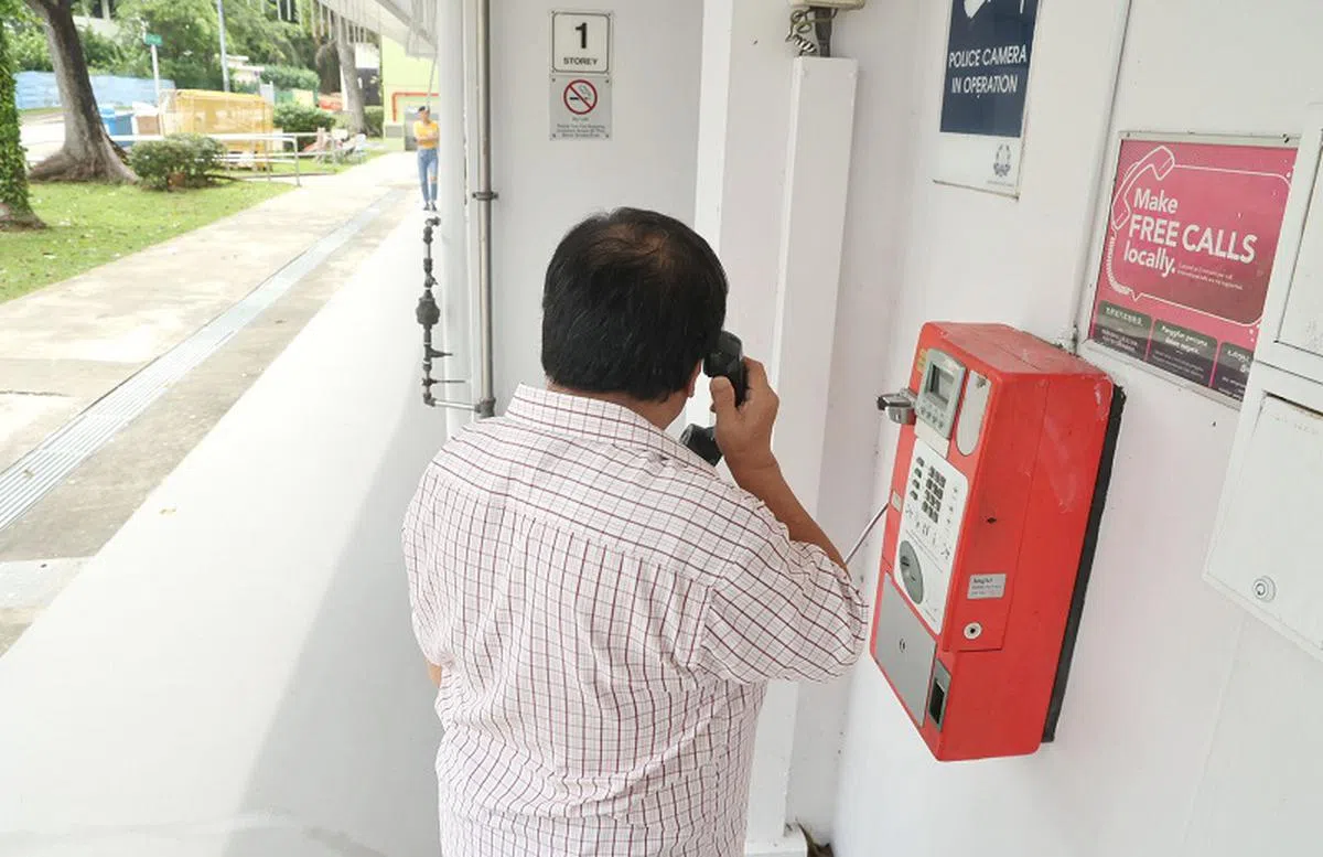 新加坡仍保留200个公共电话，其中150个设在年长居民较多的一房式和两房式组屋区。（联合早报）