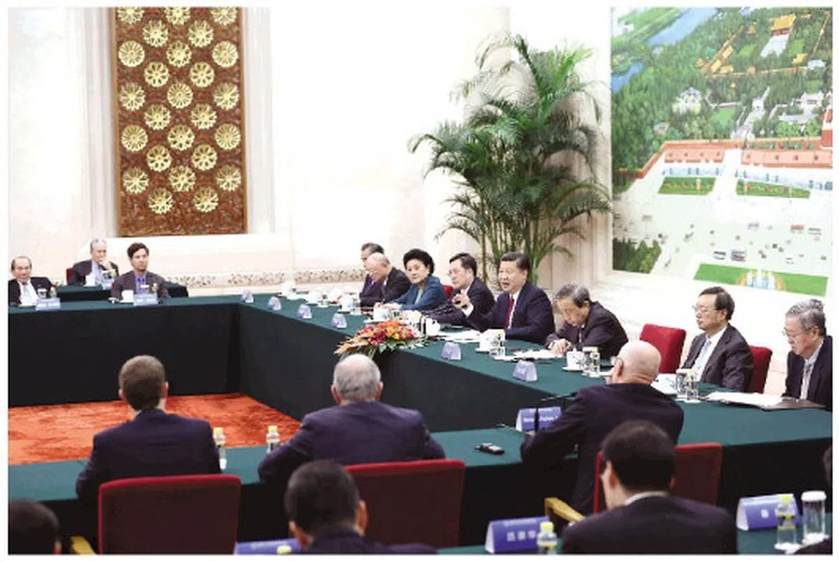 10月30日，国家主席习近平在北京人民大会堂会见清华大学经济管理学院顾问委员会海外委员和中方企业家委员。（新华网） 