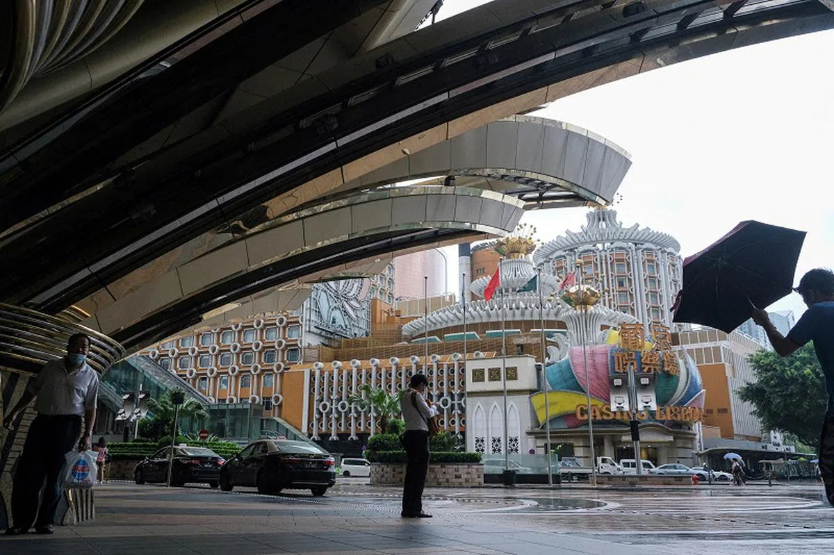 澳门赌场今年7月被令停业近两周，图为澳门葡京娱乐场（Casino Lisboa）。（路透社）