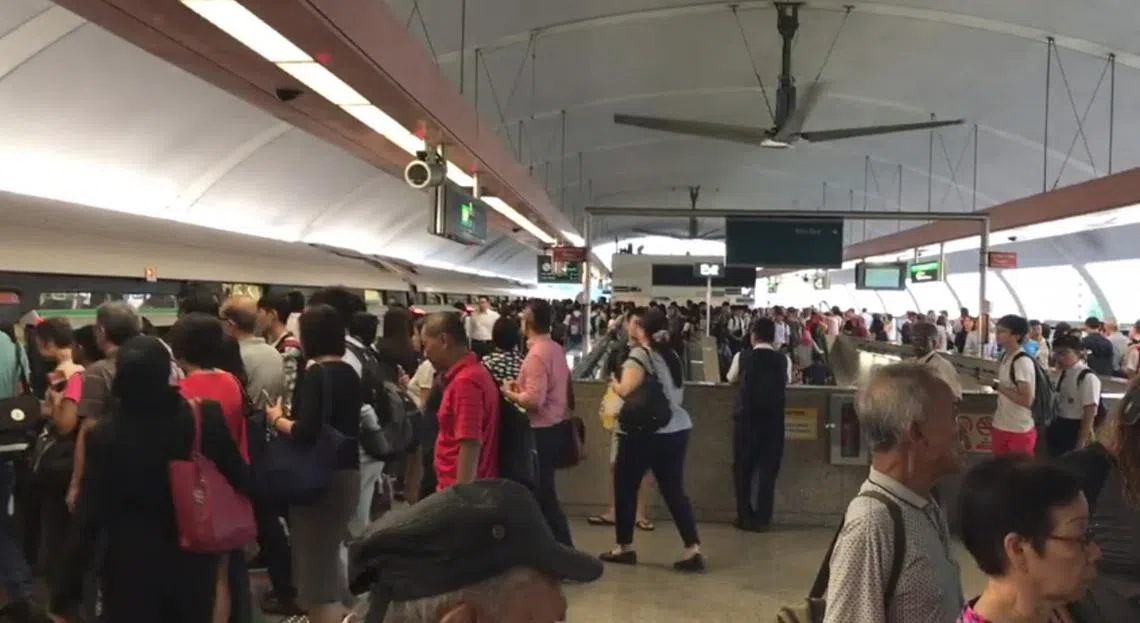 今天小六会考首日，又碰到东西线地铁故障而延误。（联合晚报）