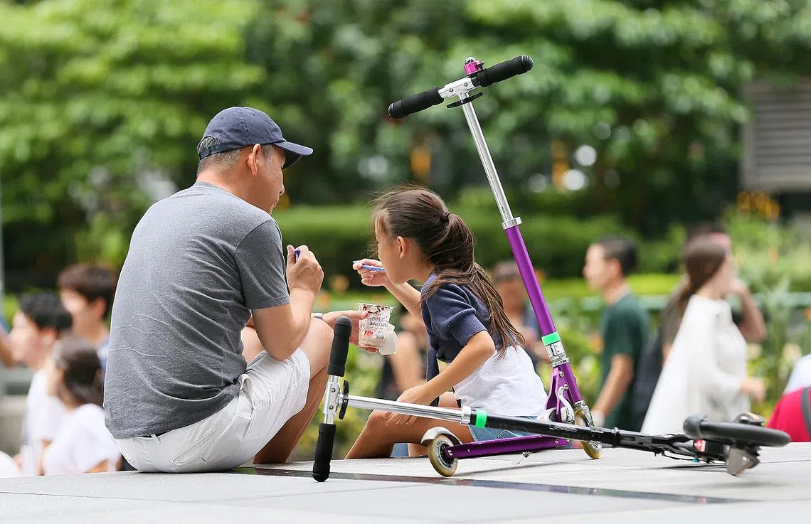 数据显示，2021年本地有1万4100名男性为履行“家庭职责”，没工作或没在找工作。（海峡时报）