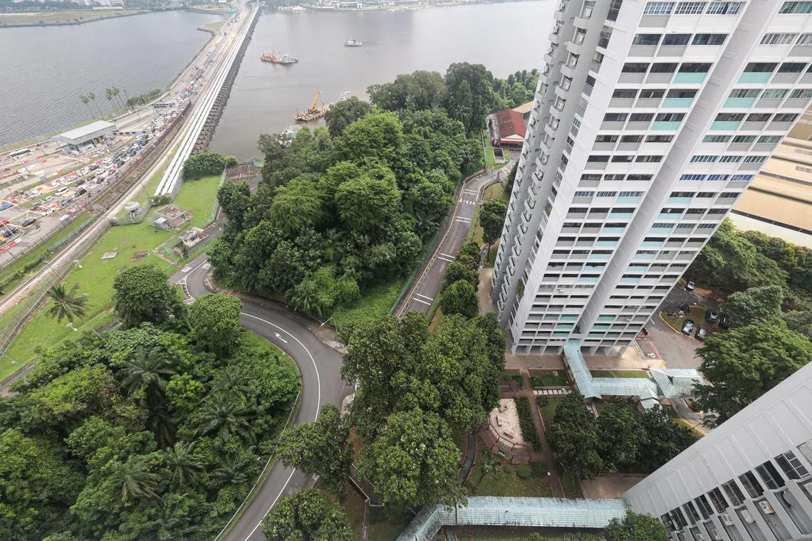 马西岭巷第215座组屋前，及马西岭巷第214座组屋对面的两块土地将用以扩建兀兰关卡。（联合早报）