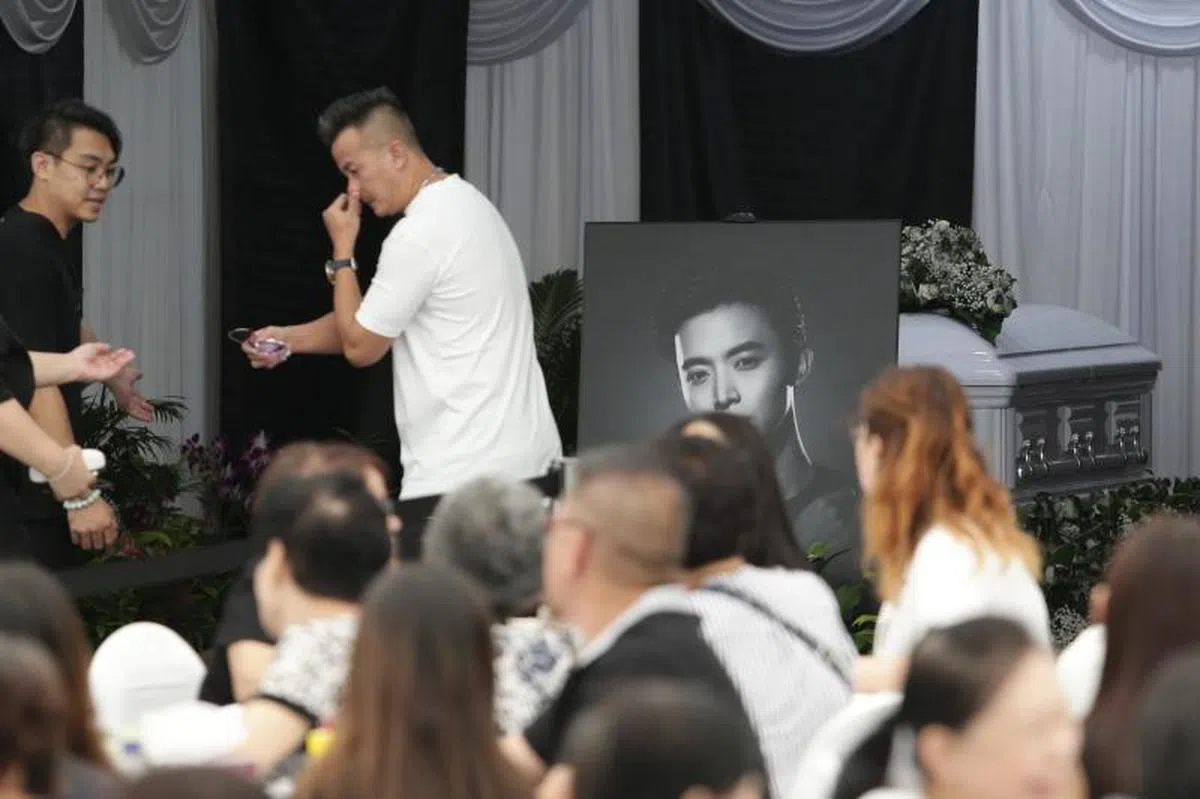  陈汉玮绕了棺木一圈后，忍不住难过落泪。（联合早报） 