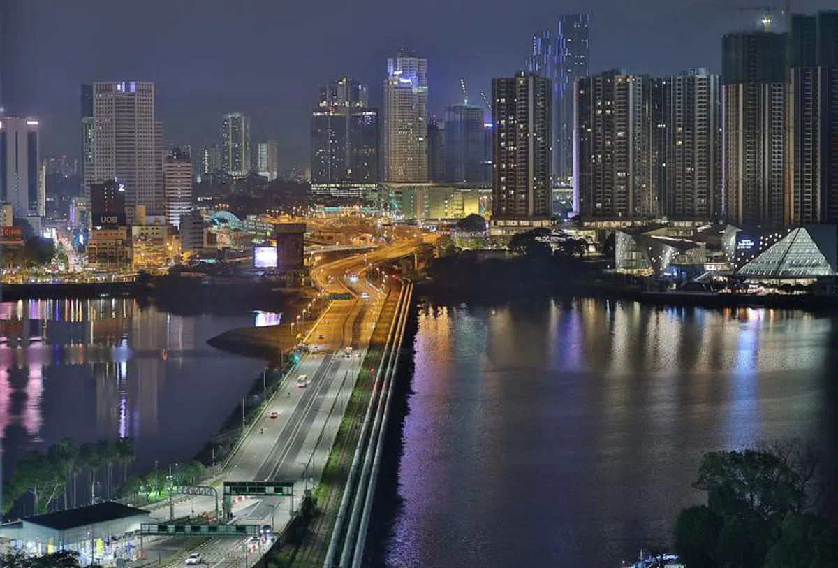 新柔长堤4月1日开放后又开始出现车辆和人群。（联合早报）